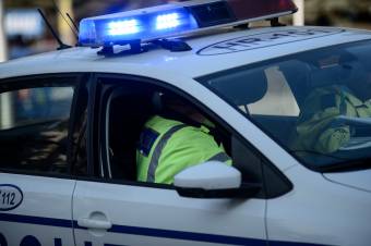 Elgázolta a rendőrt, ezért az autó gumiabroncsába lőttek