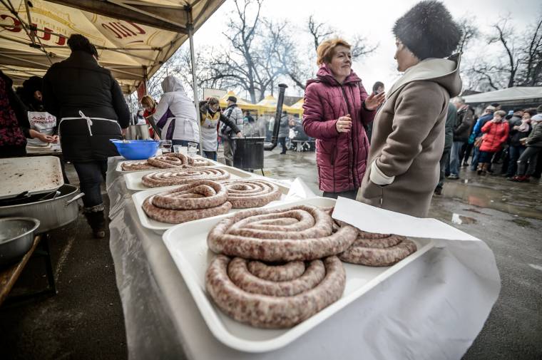 Ünnep és gondoskodás: házhoz vitték a disznótoros kóstolót