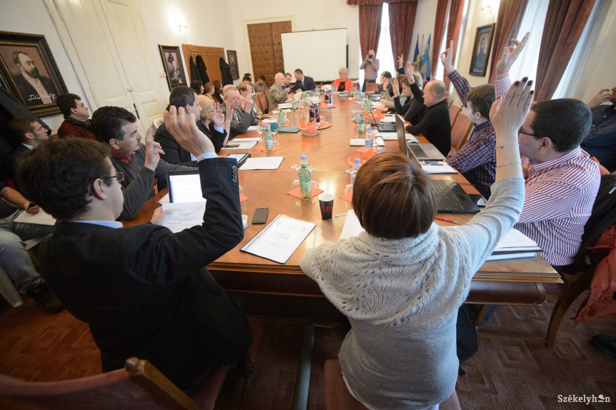 Önkormányzati ülésen. Nem a képviselői tisztséggel járó fizetés a fő bevételük. Archív &bullet;  Fotó: Barabás Ákos