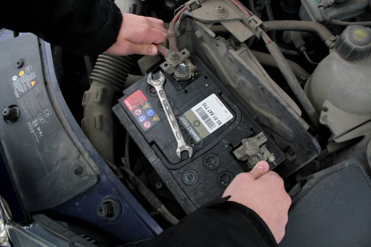 Ilyen is van: kilopták az akksit az autóból