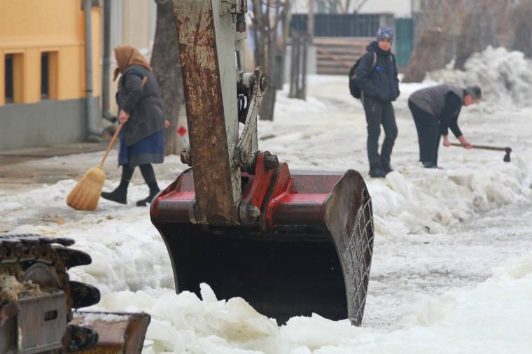 Árvízveszély miatt törték a jeget Hargita megyében