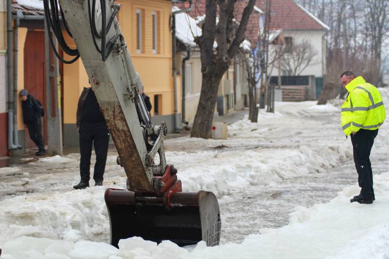 Árvízveszély miatt kellett feltörni a jeget – több száz méteren