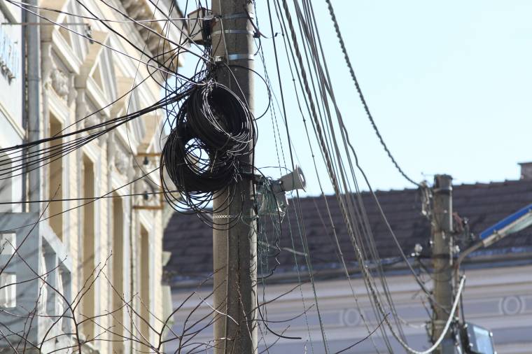 Földbe kerülnek a kábelek Udvarhely belvárosában