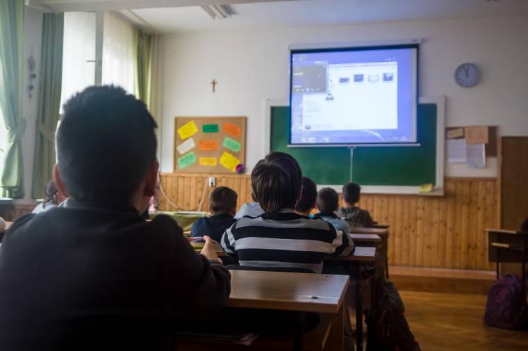 Kivetítőkkel érdekesebbé tett oktatás