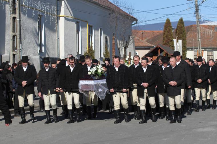 Ezrek kísérték végső nyughelyére Szentegyházasfalu plébánosát