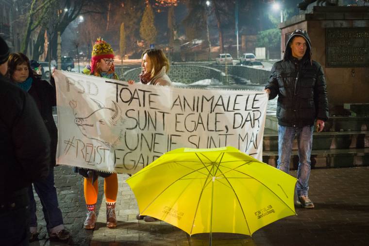 Csak a kerepelő hangja törte meg a tüntetés csendjét Udvarhelyen
