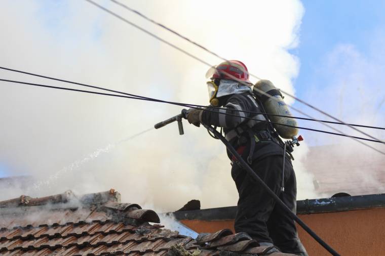 Kigyulladt egy lakóház Marosvásárhelyen, tucatnyi embernek kellett elhagynia a szomszédos épületet