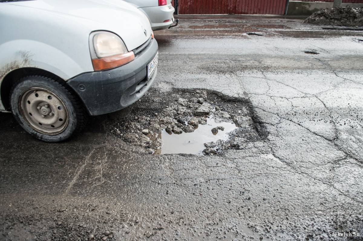 Súlyosabban is károsodhat egy autó az úttesten keletkező kátyúkban. Nehézkes kárpótlás • Fotó: Barabás Ákos