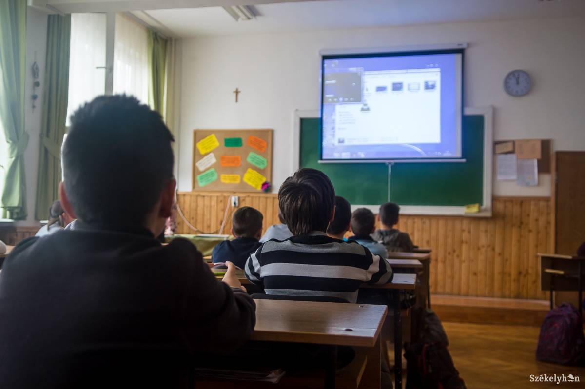 Digitális tankönyv a kivetítőn. Ilyen eszközeik általában csak városi iskoláknak vannak •  Fotó: Barabás Ákos