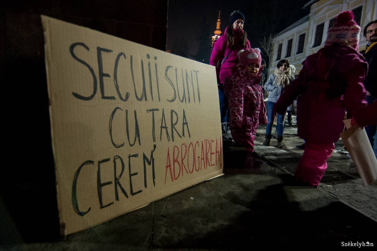 Magyarok, székelyek is utcára vonultak 2017-ben a végül visszavont rendelkezés ellen •  Fotó: Barabás Ákos