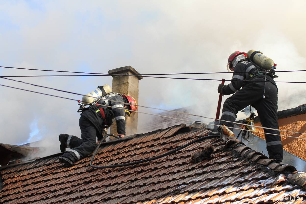 Tűzoltók a tetőn. Jobb megelőzni a bajt. Illusztráció •  Fotó: Pál Árpád