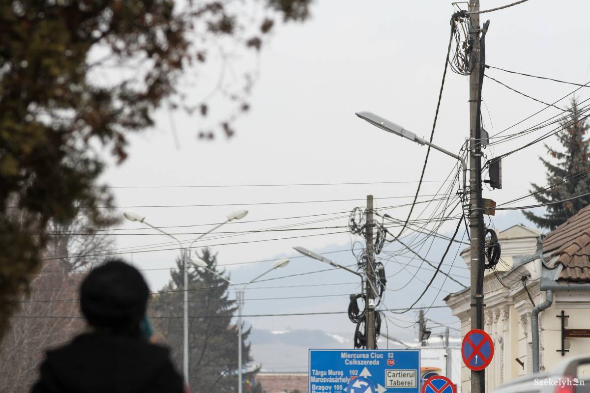 Nagy a zűrzavar. Mivel a cégek nem léptek időben, több időt kapnak a polgárok a megfelelő villanyáram-szolgáltató kiválasztására •  Fotó: Pál Árpád