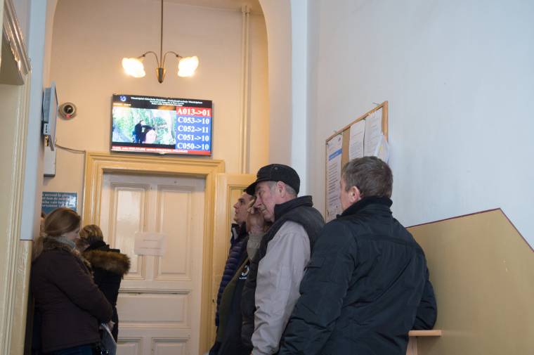 Sorban állnak a városháza pénztáránál az udvarhelyiek