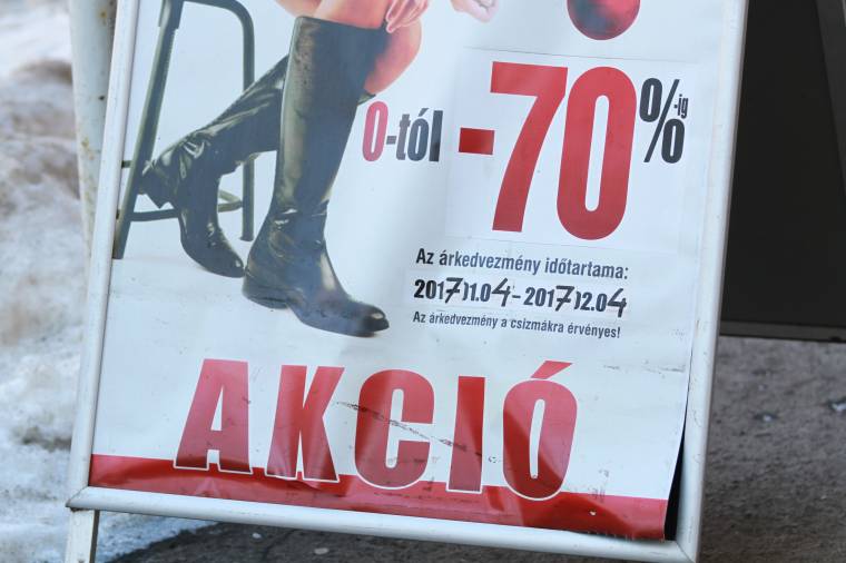 Szezonvégi kiárusítás helyett inkább promóciókkal csalogatják a vásárlókat