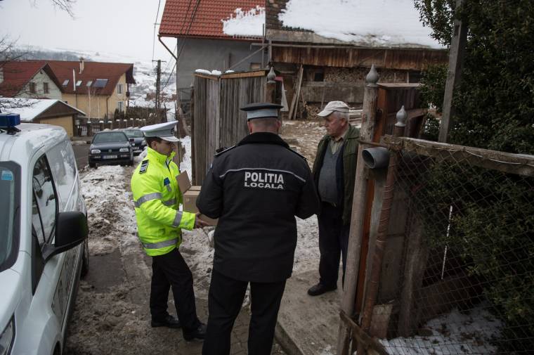 Civilektől származó adományokat is célba juttattak a helyi rendőrök