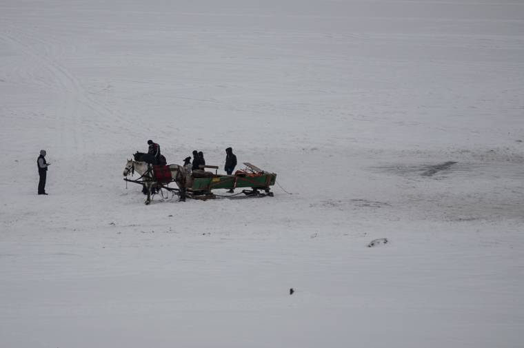 Szekérrel merészkedtek a zetelaki víztározó jegére