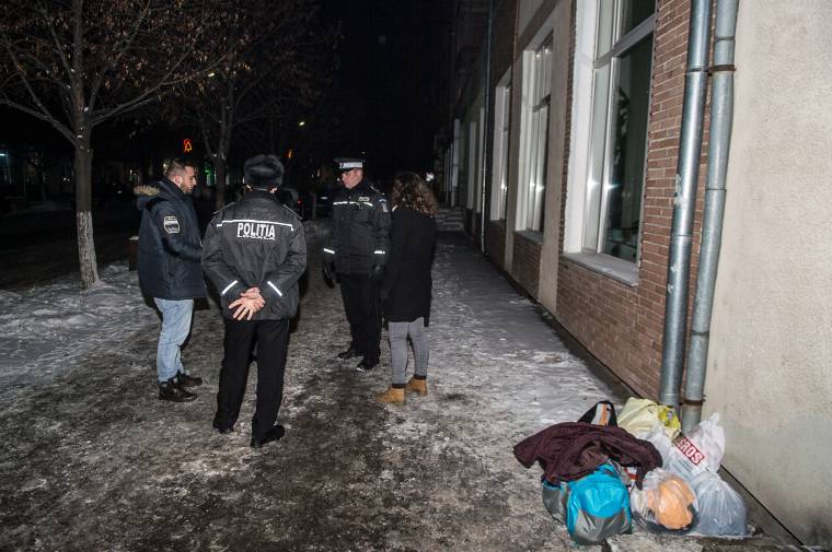 Utcára tették a fagyban a diáklányt