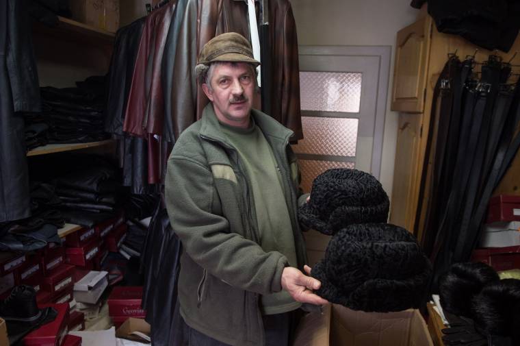 Kihalófélben a kucsma divatja