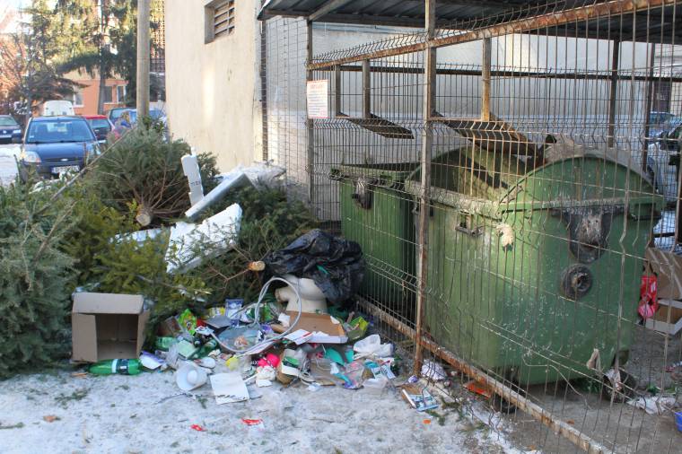 Idegenek szemete miatt kellene a térfigyelő kamera