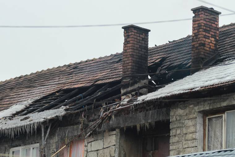Kigyulladt egy tömbház tetőzete Udvarhelyen