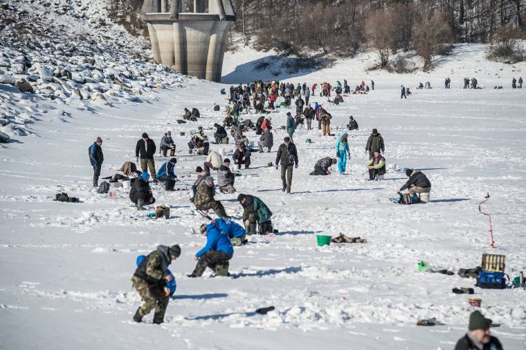 Téli szenvedély: halászat a tó jegén