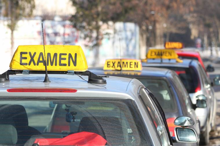 Álhírt pörget a sajtó egy része, nem feltétel a 10 osztály a jogosítvány megszerzéséhez