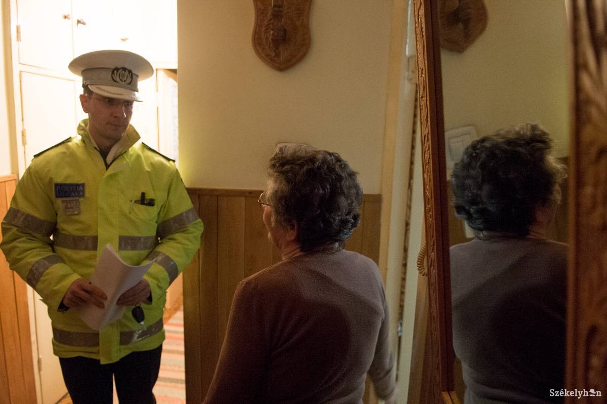 A rendőrök a személyi iratokat a bennük szereplő cím alapján „házhoz szállítják”. Illusztráció •  Fotó: Barabás Ákos