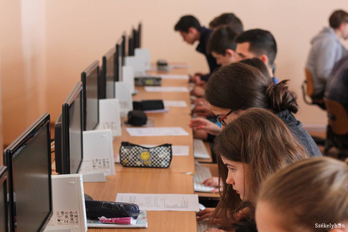 Informatikaoktatás az egyik középiskolában. A jelenre készítik a tanulókat •  Fotó: Pál Árpád