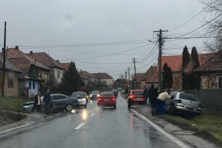 Két autó kötött ki az árokban