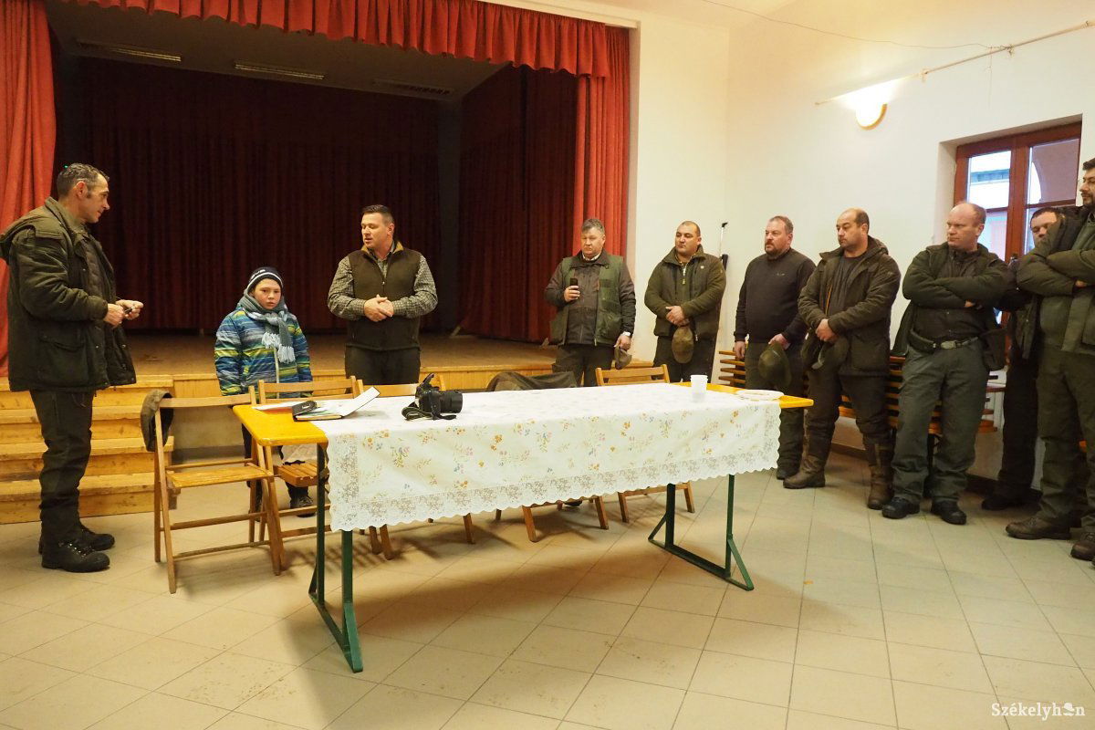 Segítettek a vadászok. Volt, aki pénzzel, mások berendezési tárgyakkal járultak hozzá az egyesület céljához •  Fotó: Fülöp-Székely Botond