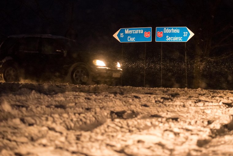Keresztbe tettek a csúszásmentesítőknek a hófúvások