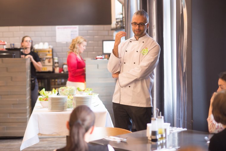 Sérült gyermekek javára tartanak nyers-vegán jótékonysági vacsorát