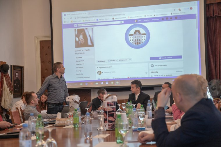 Segít Alfréd, a virtuális hivatalnok