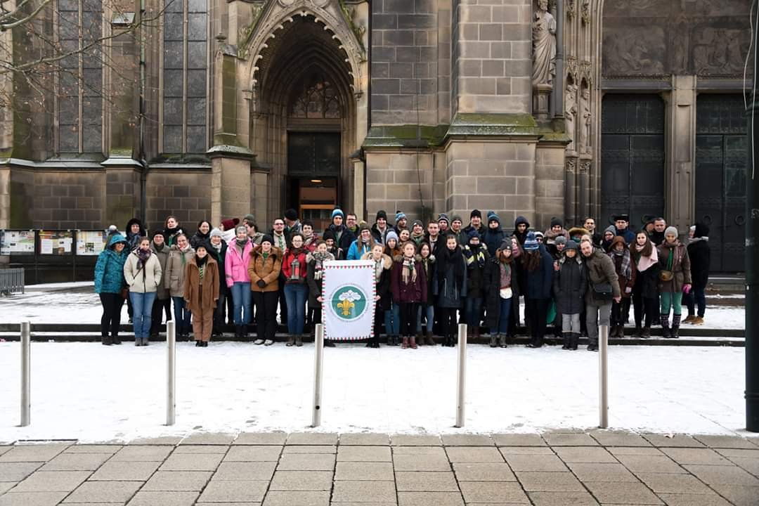 Az udvarhelyi körzet cserkészei a linzi dóm előtt • Forrás: Romániai Magyar Cserkészszövetség 