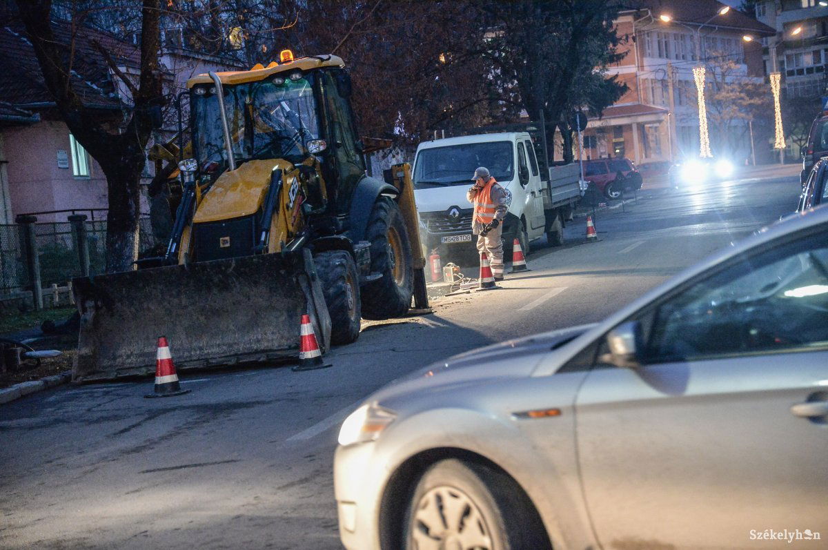 A szolgáltató városszerte mintegy száz helyen túrta fel az útfelületet •  Fotó: Barabás Ákos