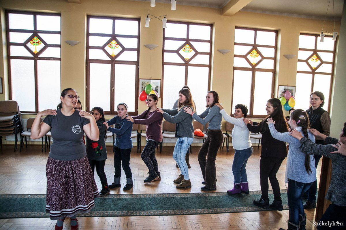 A nap zárásaként a közösségi ház nevelői táncos mulatságot szerveztek az otthon lakóinak – a tánc ugyanis örömöt, szórakozást jelent, és mindenki a maga módján járja •  Fotó: Barabás Ákos