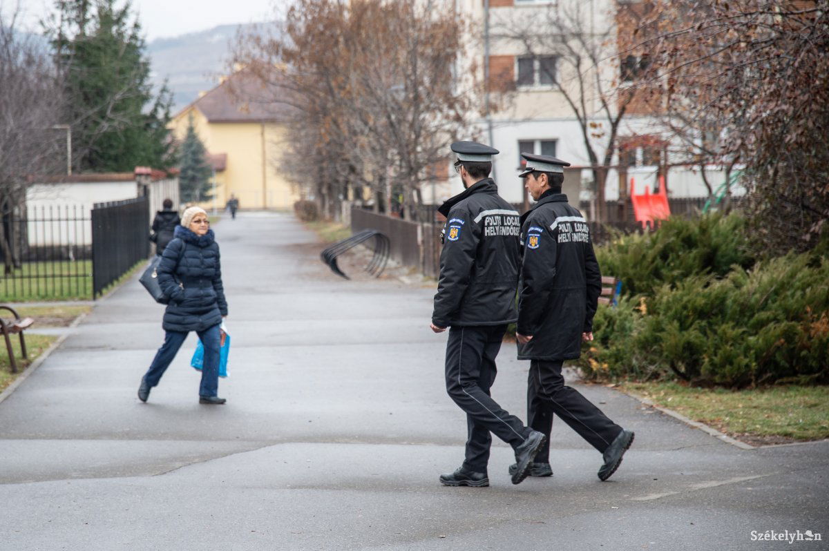 A módosítás értelmében a helyi rendőrök sem lesznek speciális közalkalmazottak többé. Képünk illusztráció •  Fotó: Barabás Ákos