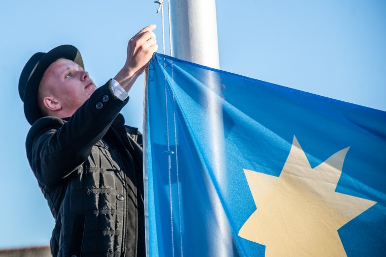Méretes székely zászló hirdeti Fenyőkúton a jubileumot