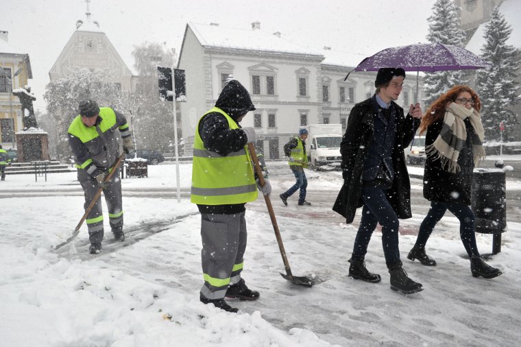A kommentelőknek van javaslatuk a járdatakarításra, de az úgy teljességében nem működhet