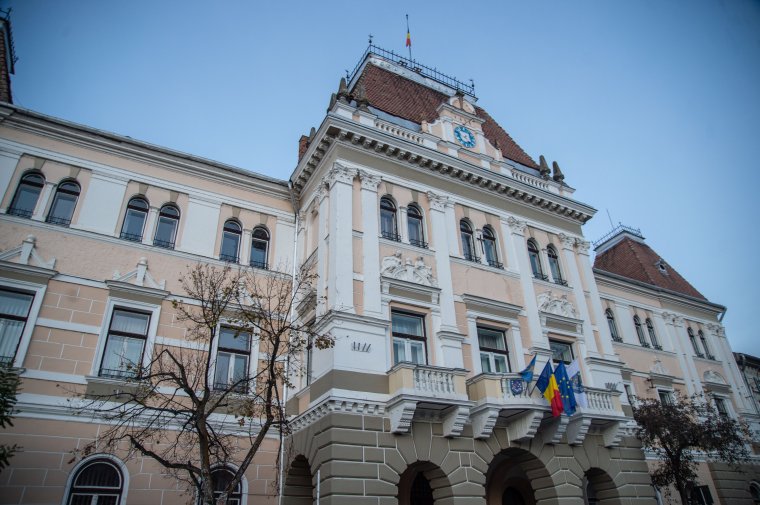 Le kell venni a zászlókat a székelyudvarhelyi városházán