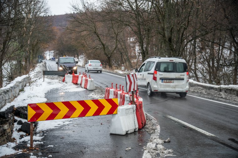 Úgy megsüllyedt az út a Cekend aljában, hogy a szakemberek szerint is gyorsan ki kell javítani