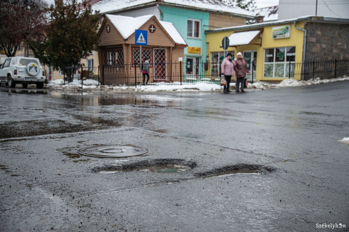 Kátyú kátyút ér Szentegyháza központjában •  Fotó: Barabás Ákos