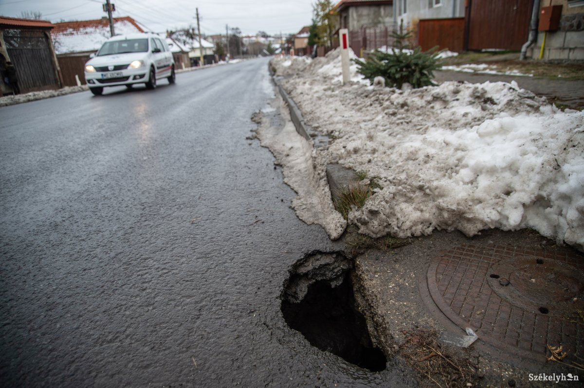 Beszakadt az úttest az 57 millió lejből felújított úton. Mintha nem három éve fejezték volna be a feljavítást •  Fotó: Barabás Ákos