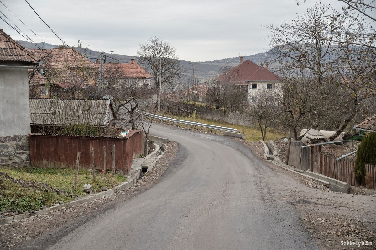 Ha megtörténik a jóváhagyás, jövőre kialakítják a korondi utcákban a fekvőrendőröket •  Fotó: Barabás Ákos
