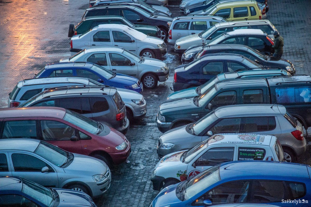 A nagyáruházak parkolói jelenthetnek szükségmegoldást a lakótelepi parkolás gondjaira •  Fotó: Barabás Ákos