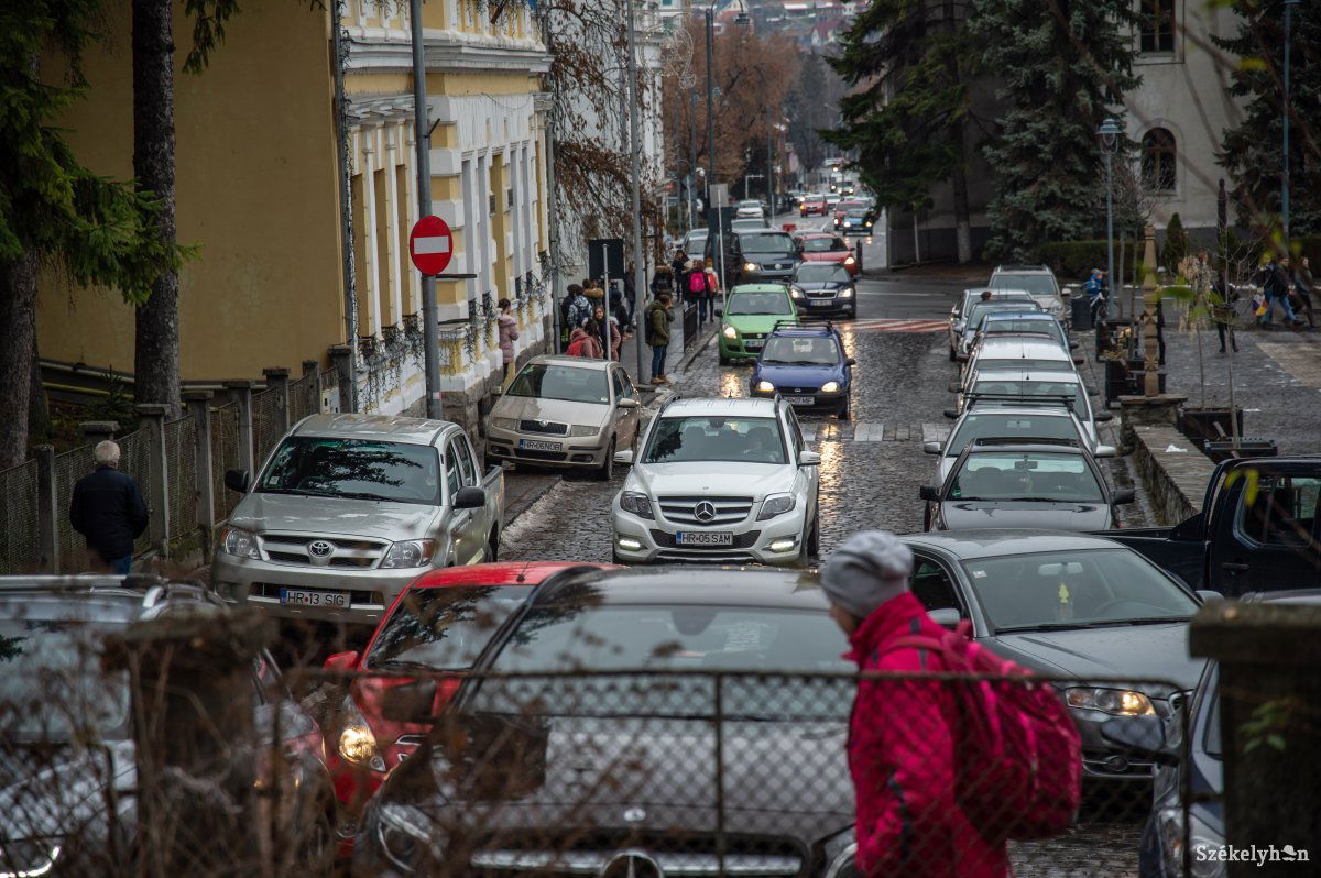 Gyerekeket szállító szülők a Patkóban. Szabványosítani, szabályozni is lehetne a jelenséget •  Fotó: Barabás Ákos