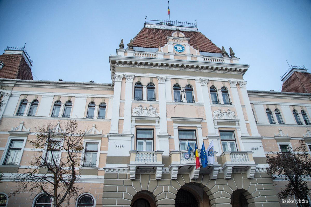 Tavaly télen kis híján egy autóra zuhant egy nagyobb gipszdarab a homlokzatról •  Fotó: Barabás Ákos