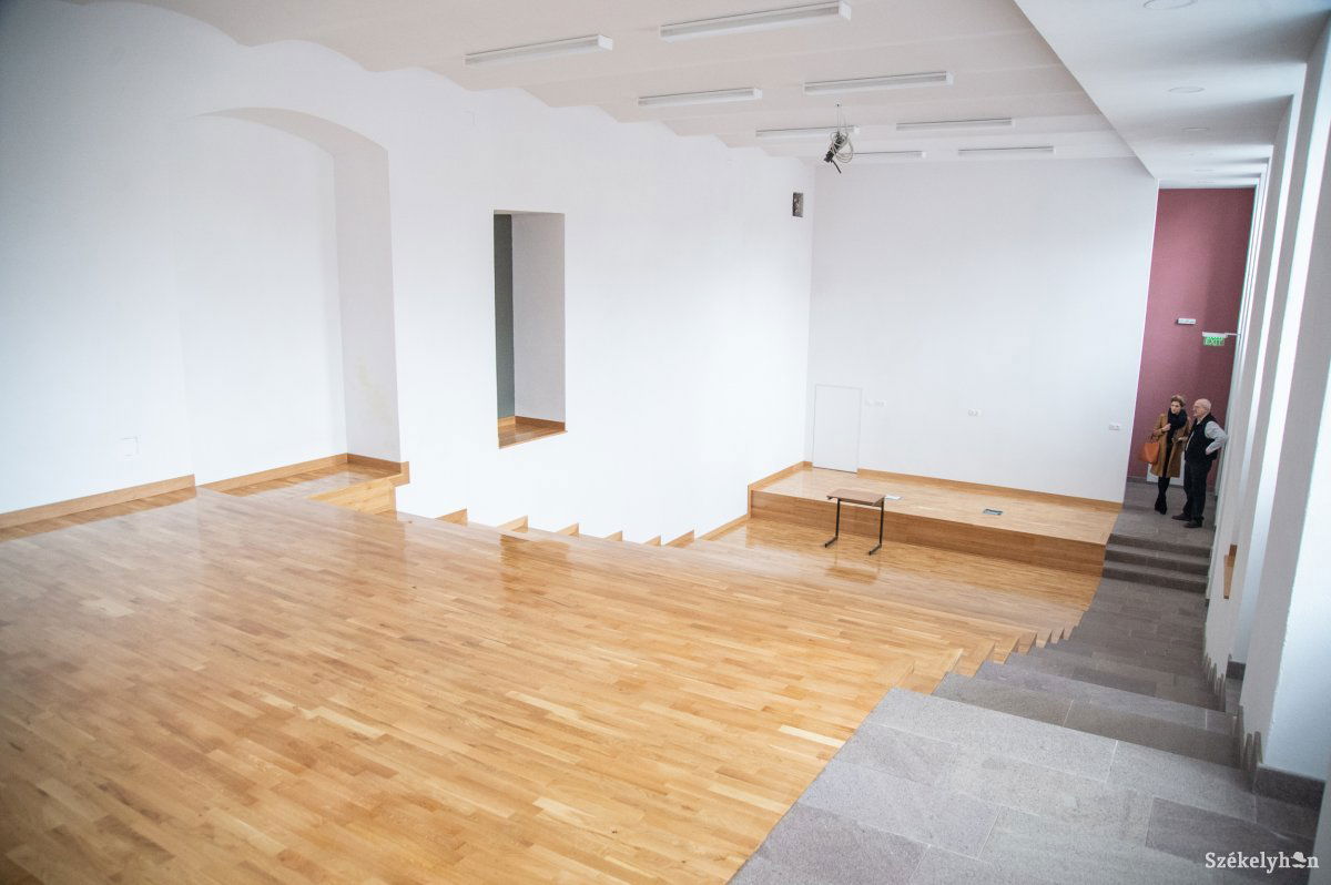Csillogó és „új szagú”: a terem elkészült, csak a berendezés van még hátra •  Fotó: Barabás Ákos