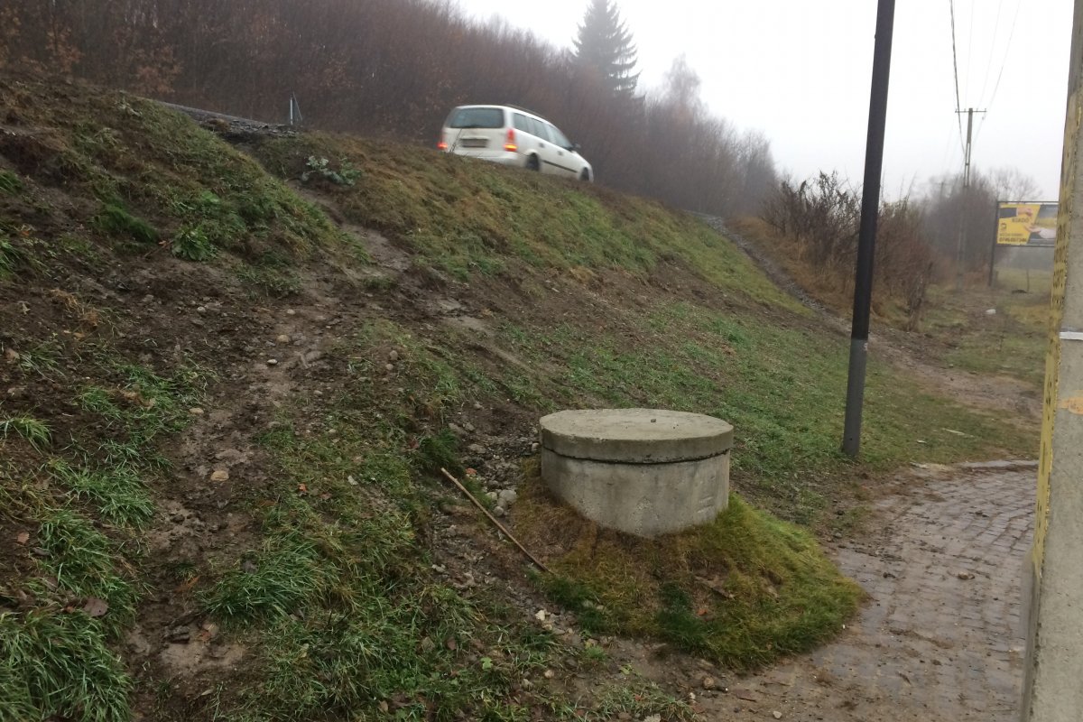 A műút melletti szejkei borvízforrás betongyűrűkből álló foglalása •  Fotó: Máthé István