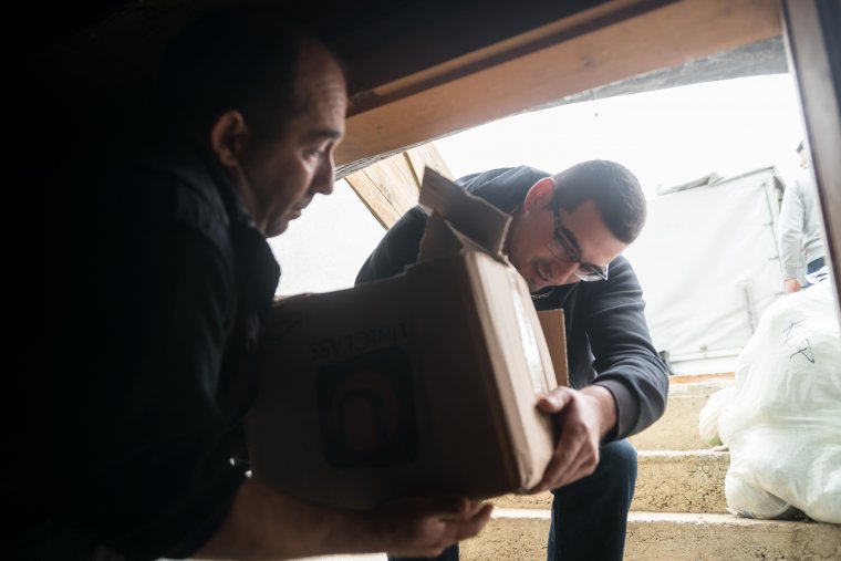 Diákok és szüleik adományoztak élelmiszert az elhelyező központ neveltjeinek